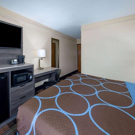 Super 8 By Wyndham Kansas City At Barry Road/Airport Bagian luar foto