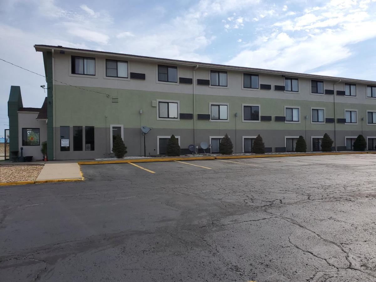 Super 8 By Wyndham Kansas City At Barry Road/Airport Bagian luar foto