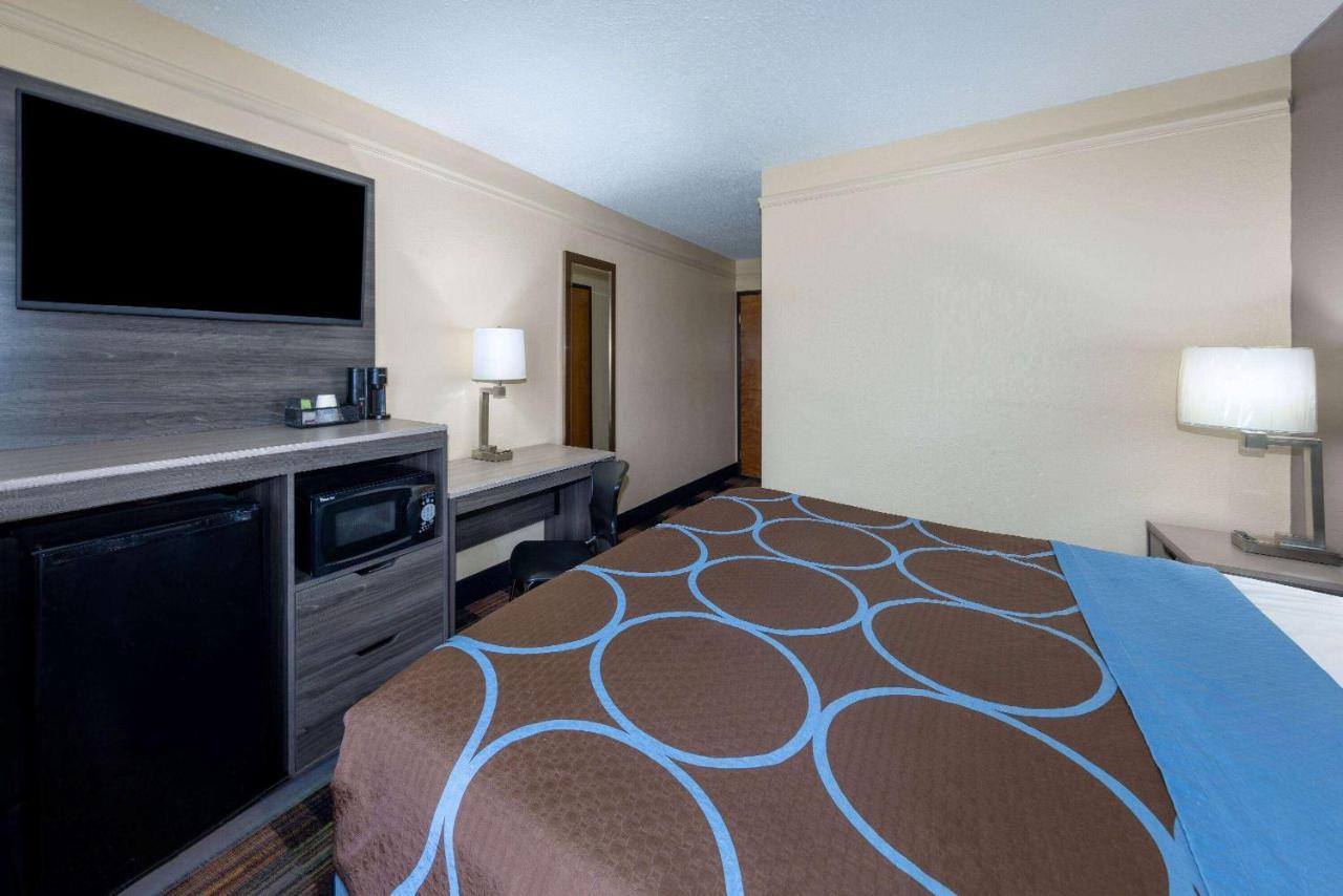 Super 8 By Wyndham Kansas City At Barry Road/Airport Bagian luar foto