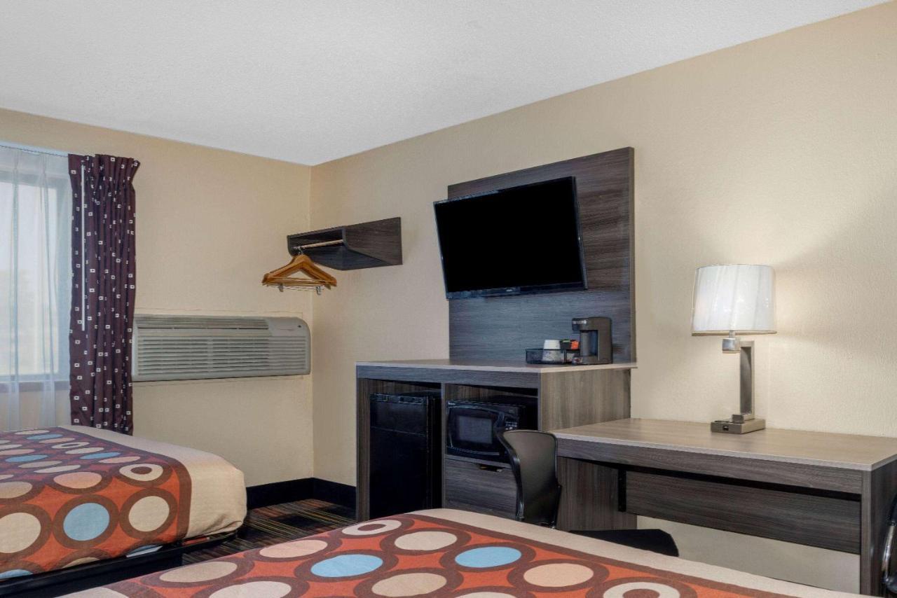 Super 8 By Wyndham Kansas City At Barry Road/Airport Bagian luar foto