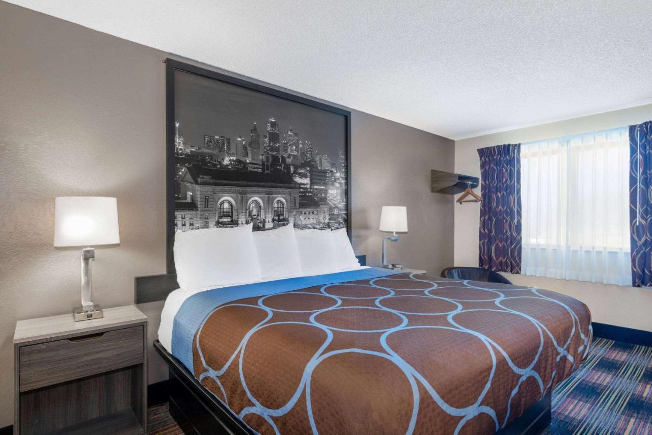 Super 8 By Wyndham Kansas City At Barry Road/Airport Bagian luar foto