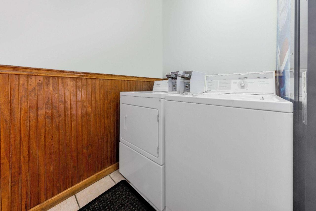 Super 8 By Wyndham Kansas City At Barry Road/Airport Bagian luar foto