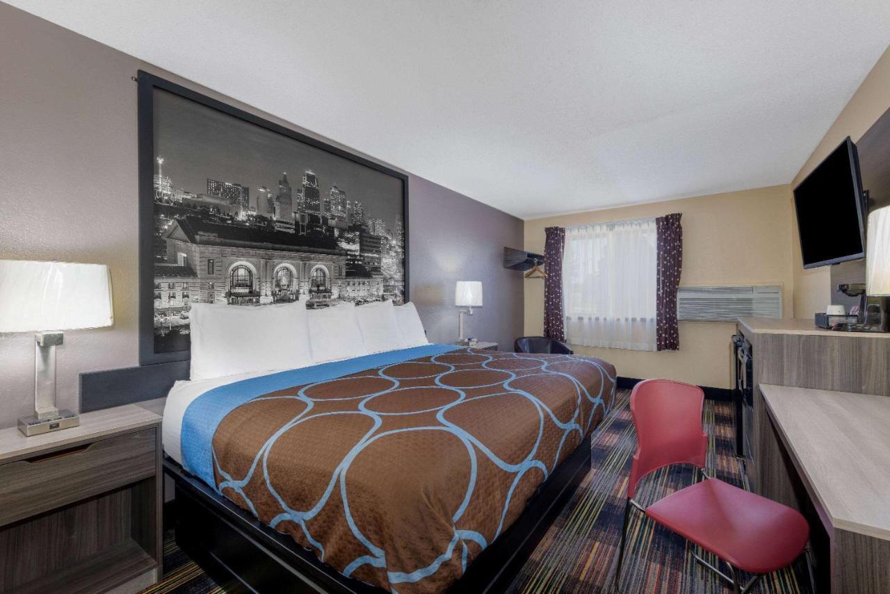 Super 8 By Wyndham Kansas City At Barry Road/Airport Bagian luar foto