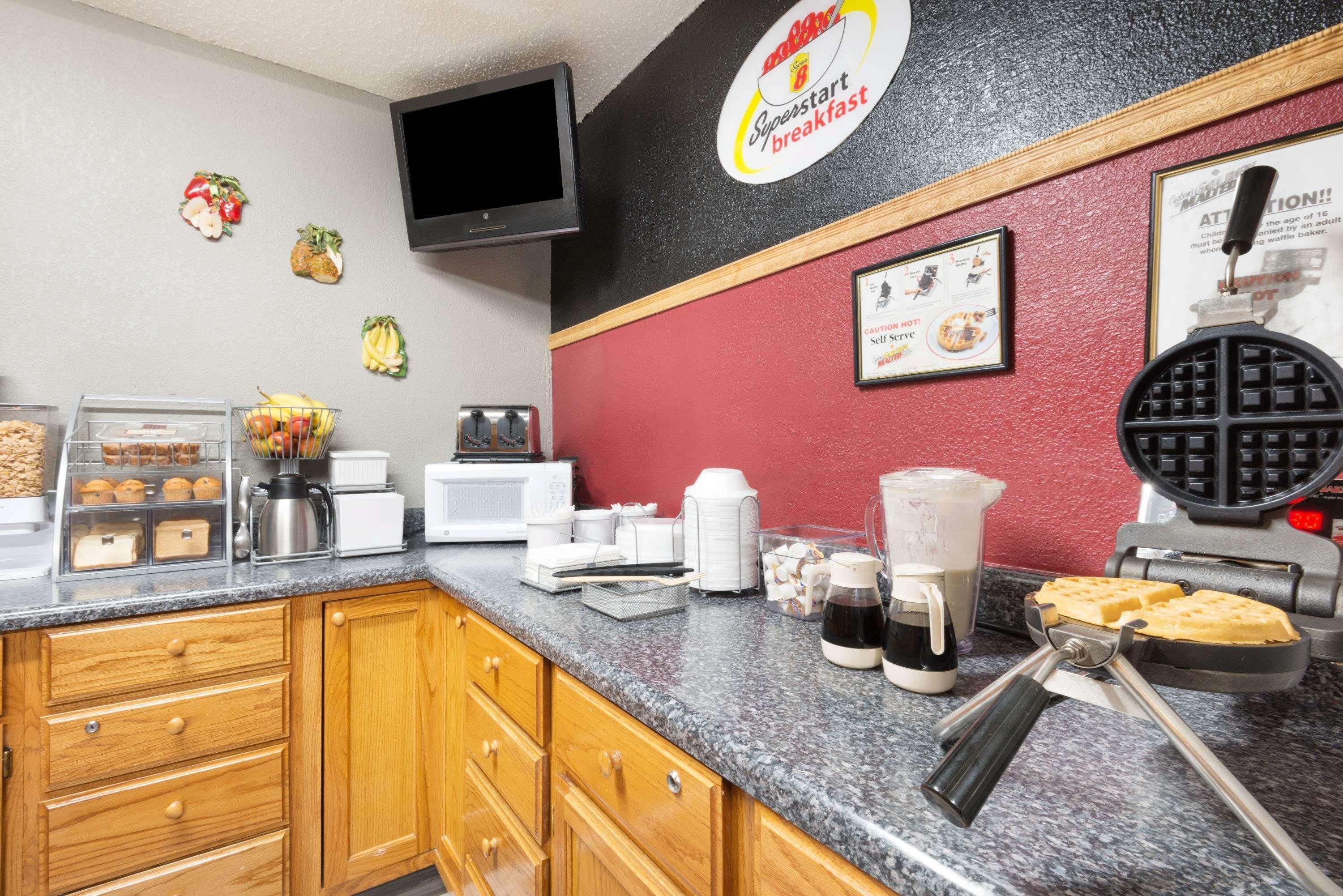 Super 8 By Wyndham Kansas City At Barry Road/Airport Bagian luar foto