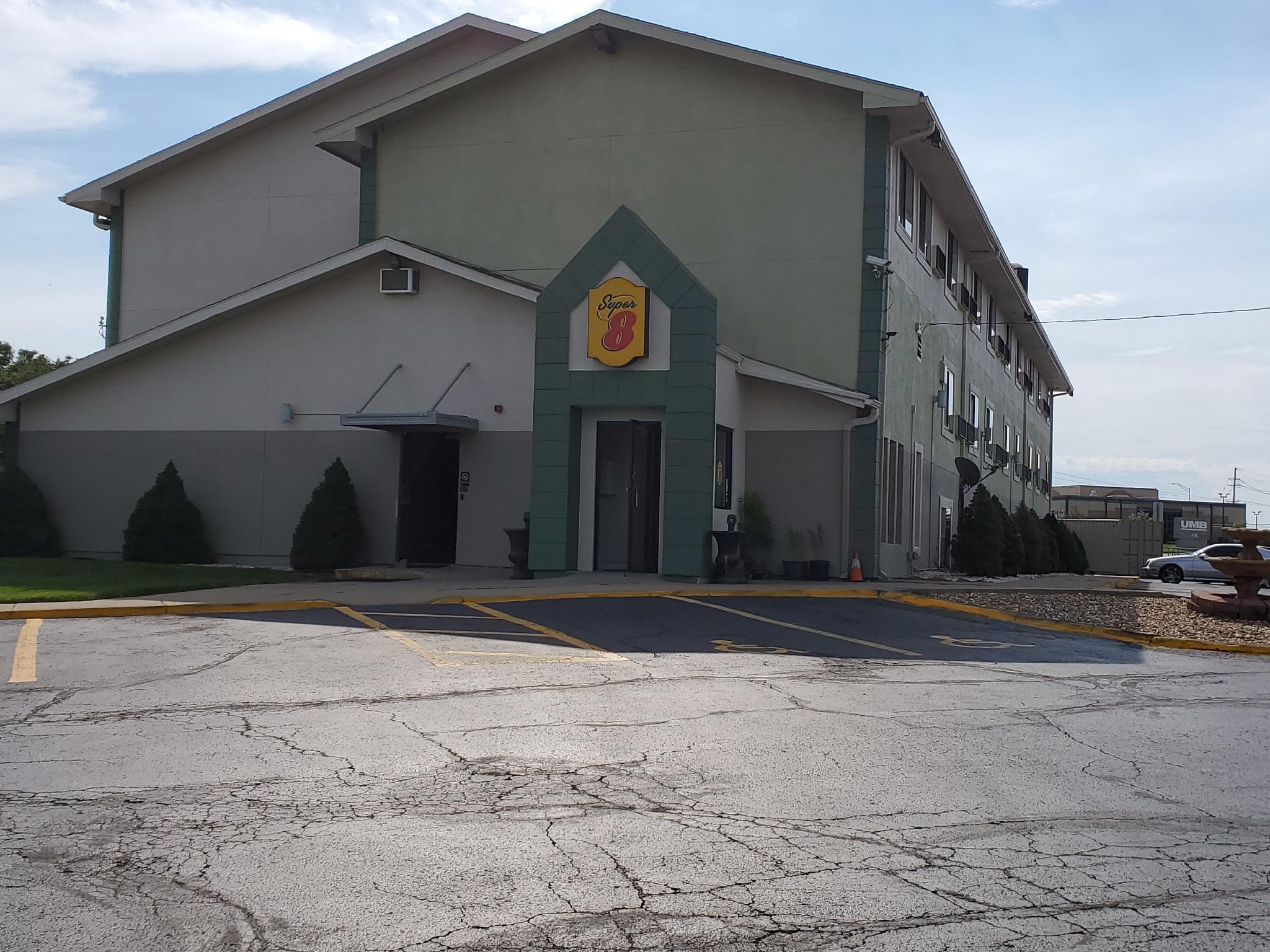 Super 8 By Wyndham Kansas City At Barry Road/Airport Bagian luar foto