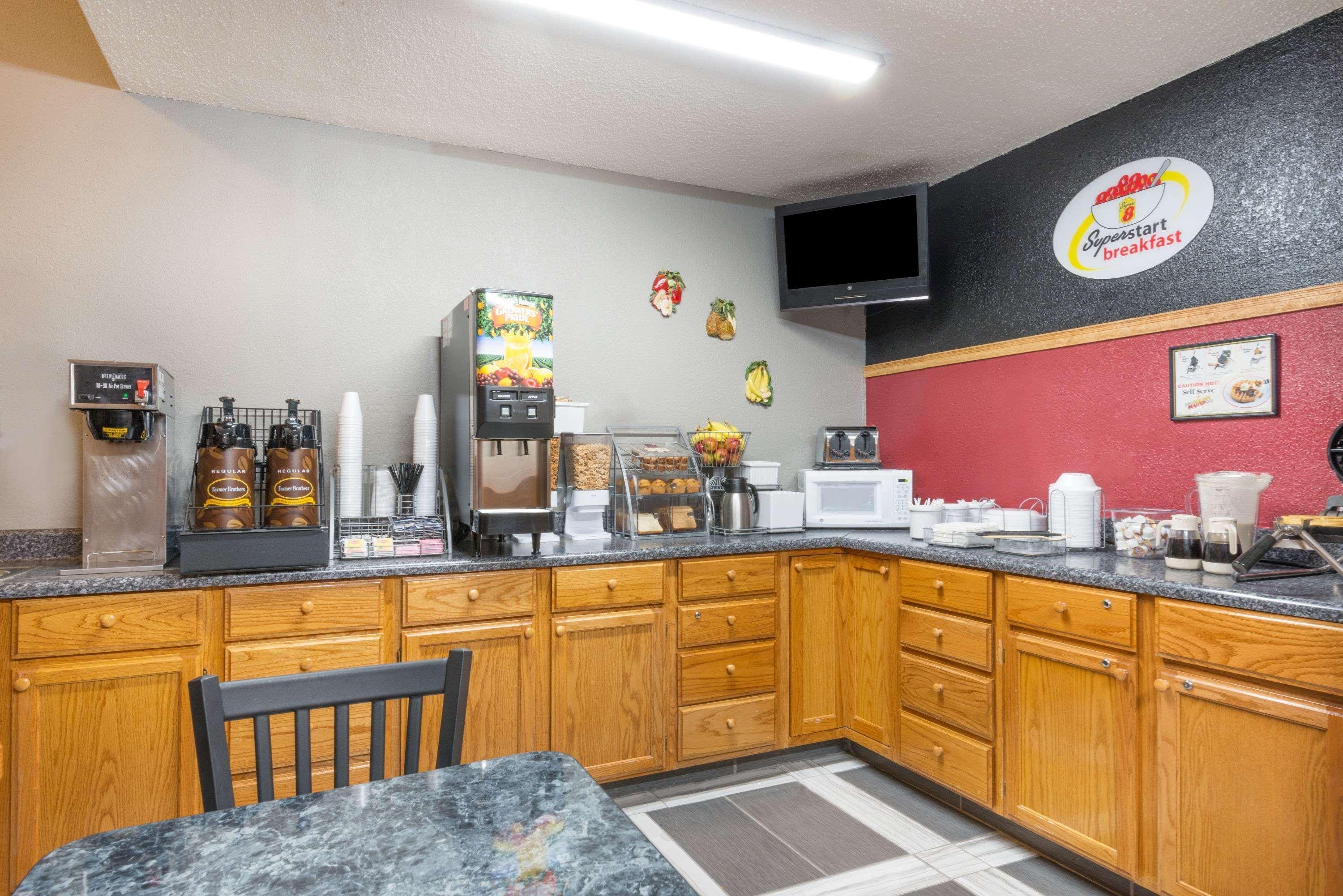 Super 8 By Wyndham Kansas City At Barry Road/Airport Bagian luar foto