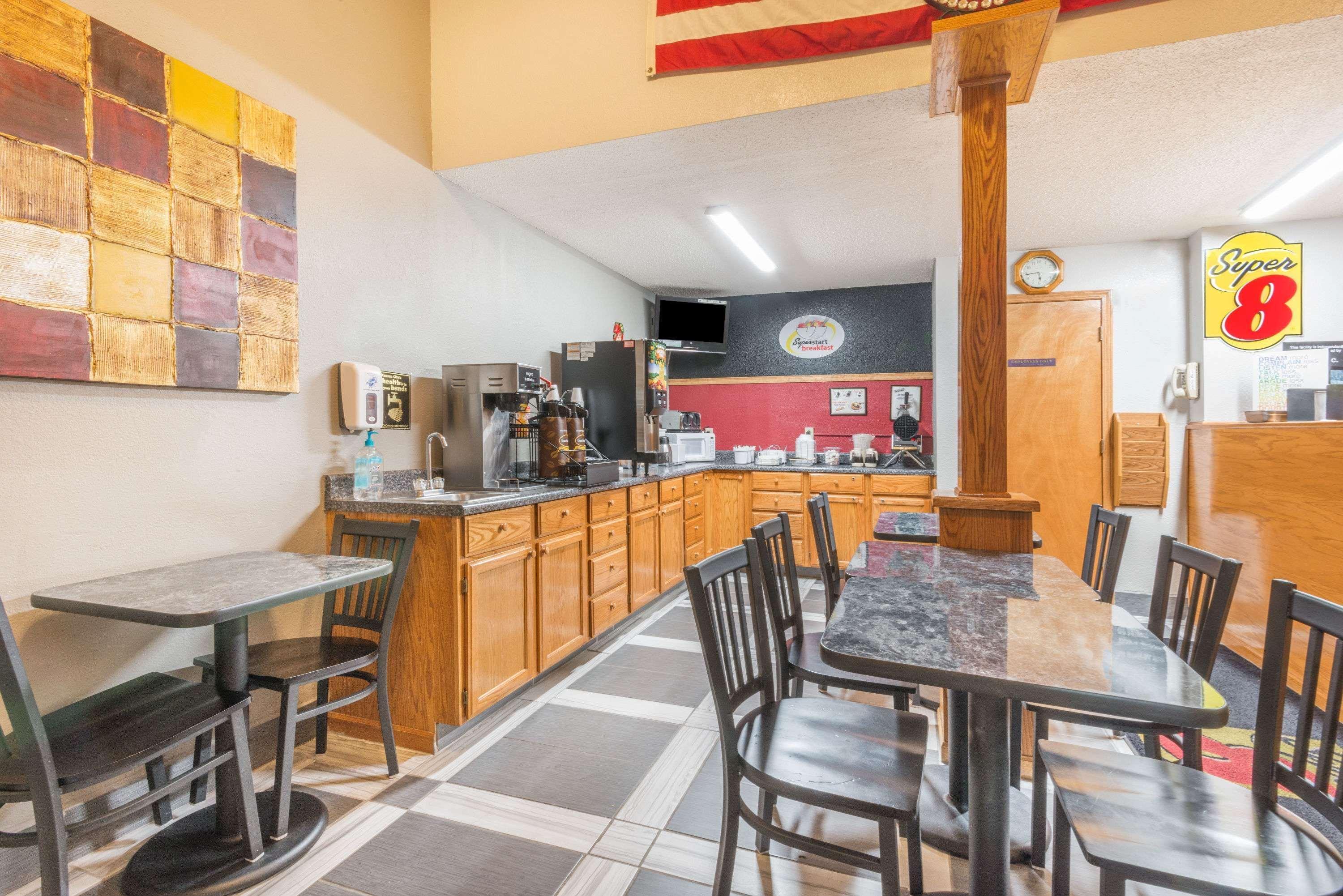 Super 8 By Wyndham Kansas City At Barry Road/Airport Bagian luar foto