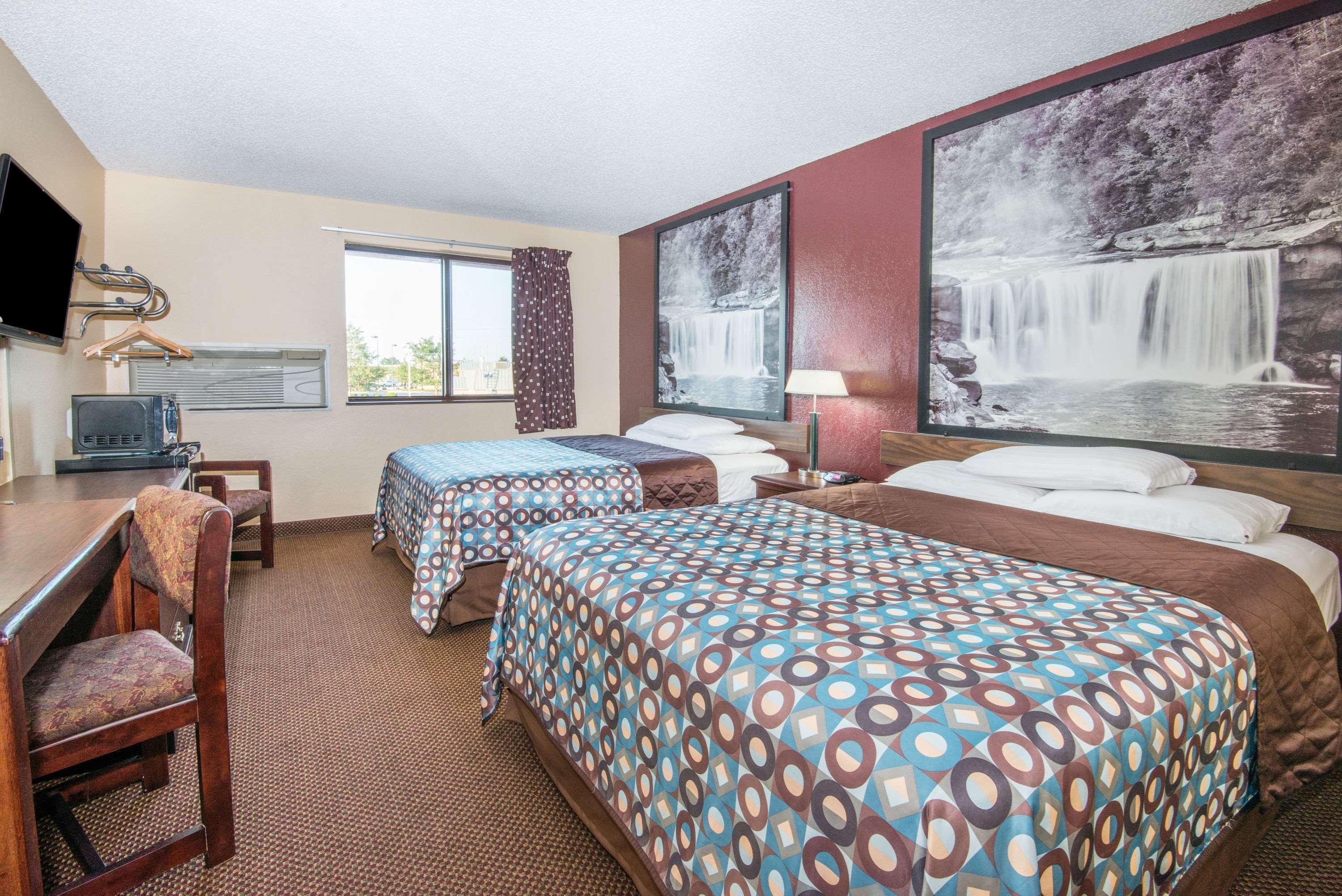 Super 8 By Wyndham Kansas City At Barry Road/Airport Bagian luar foto