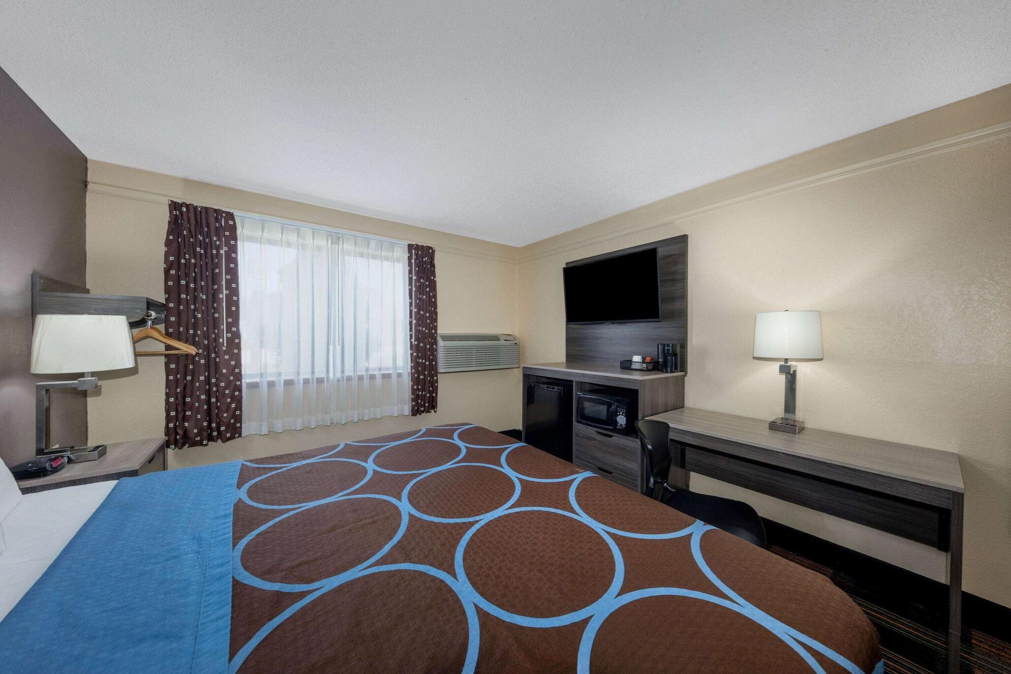 Super 8 By Wyndham Kansas City At Barry Road/Airport Bagian luar foto