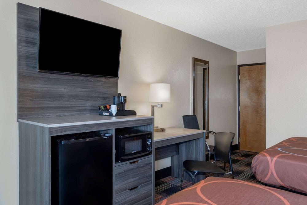 Super 8 By Wyndham Kansas City At Barry Road/Airport Bagian luar foto