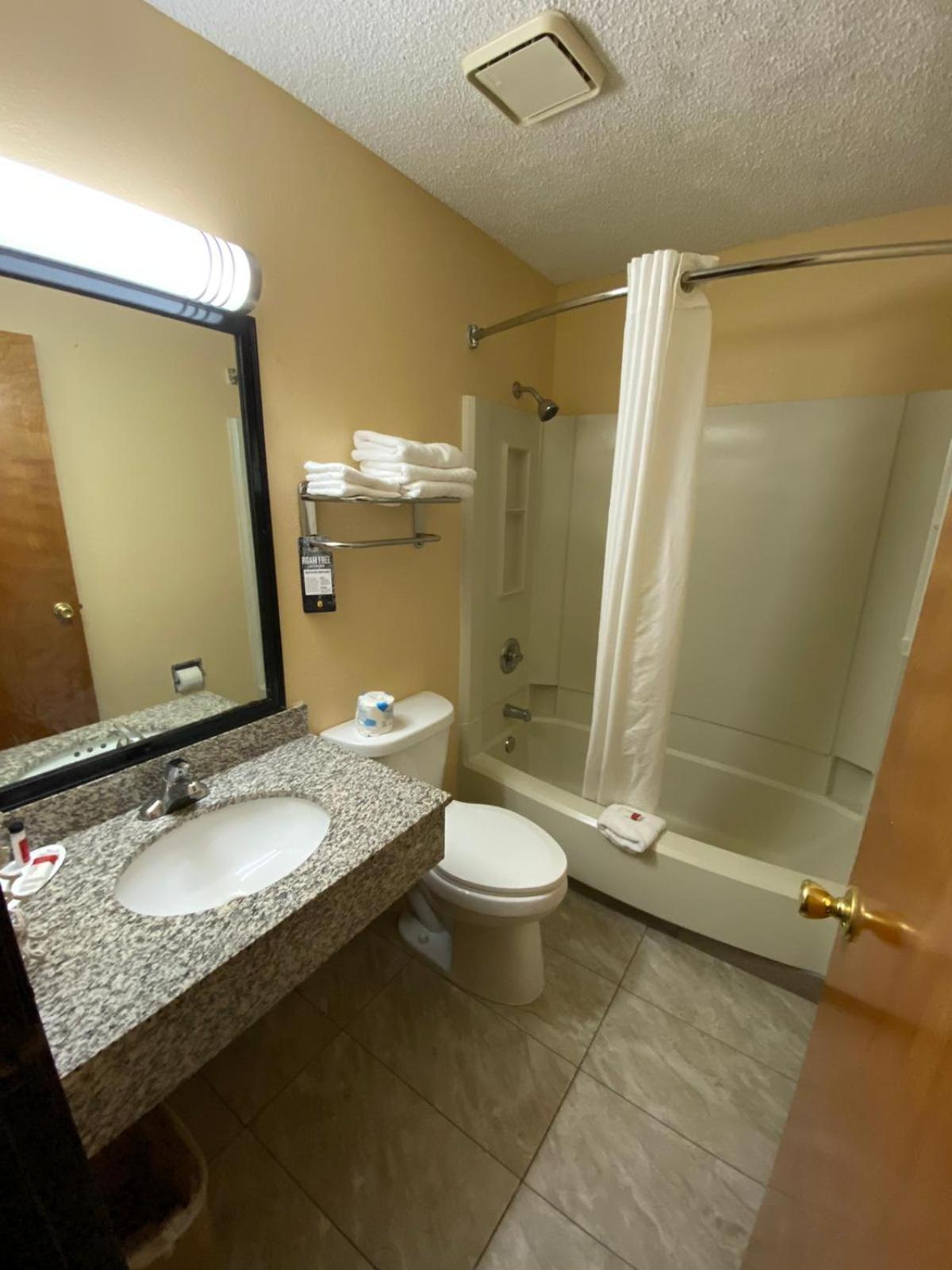Super 8 By Wyndham Kansas City At Barry Road/Airport Bagian luar foto