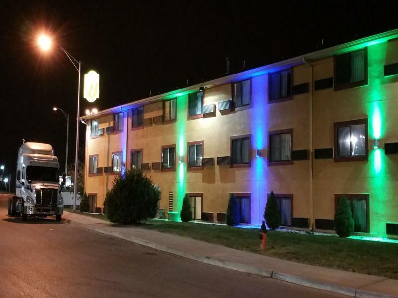 Super 8 By Wyndham Kansas City At Barry Road/Airport Bagian luar foto