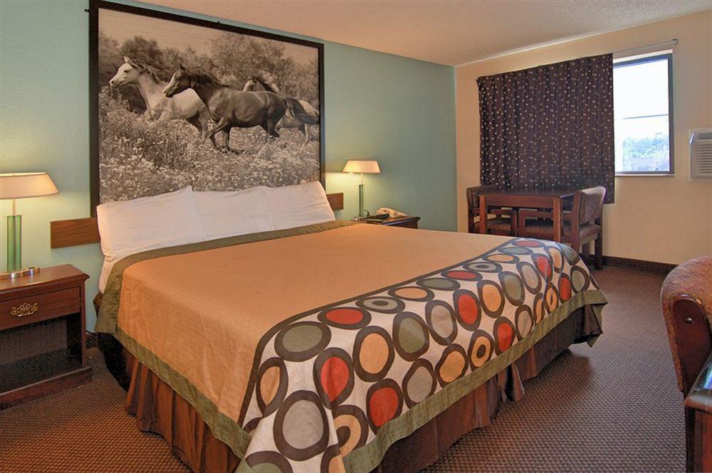 Super 8 By Wyndham Kansas City At Barry Road/Airport Bagian luar foto