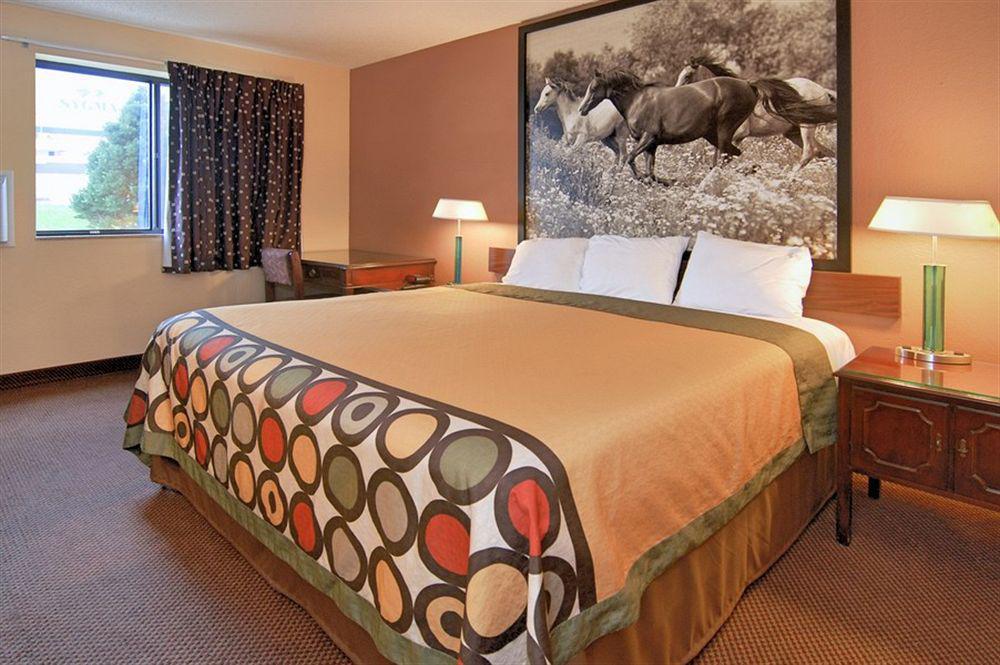 Super 8 By Wyndham Kansas City At Barry Road/Airport Bagian luar foto