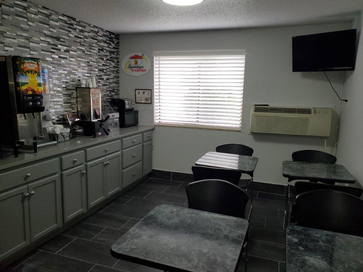 Super 8 By Wyndham Kansas City At Barry Road/Airport Bagian luar foto